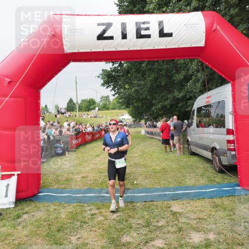 21.06.2025 - 27. Vierlanden-Triathlon MichiJ http://msf.ph/oto/8039547 15.06.2026 13:20:58 Ziel 236, 649 meine-sportfotos.de