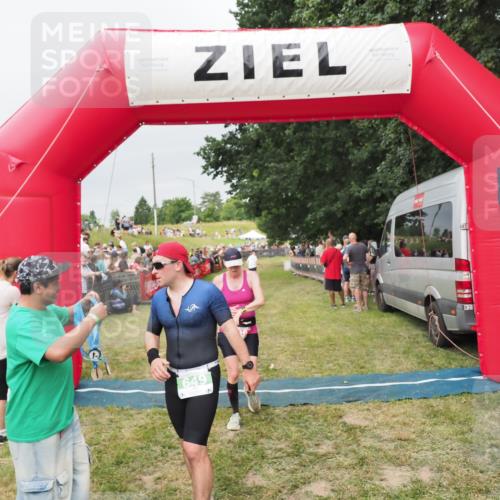 21.06.2025 - 27. Vierlanden-Triathlon MichiJ http://msf.ph/oto/8039572 15.06.2026 13:20:59 Ziel 236, 649 meine-sportfotos.de