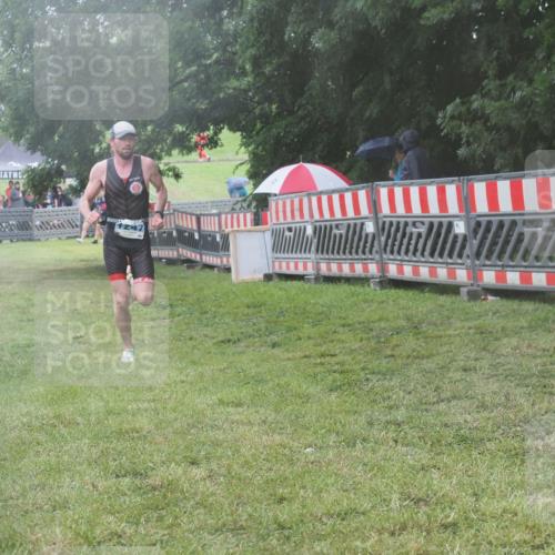 21.06.2025 - 27. Vierlanden-Triathlon KatJ http://msf.ph/oto/8039573 15.06.2025 14:23:41 Ziel 1184, 1247, 1267 meine-sportfotos.de
