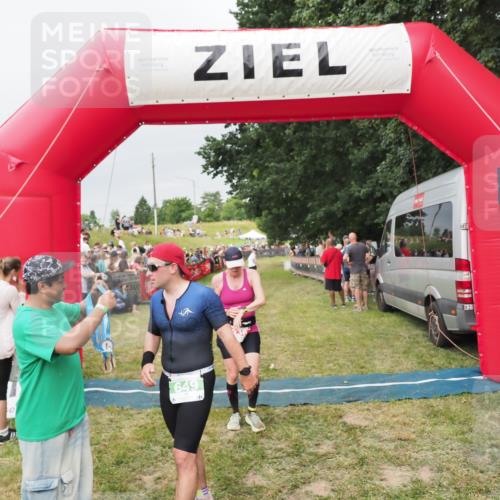 21.06.2025 - 27. Vierlanden-Triathlon MichiJ http://msf.ph/oto/8039578 15.06.2026 13:20:59 Ziel 236, 649 meine-sportfotos.de