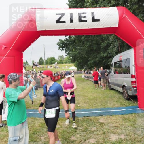 21.06.2025 - 27. Vierlanden-Triathlon MichiJ http://msf.ph/oto/8039583 15.06.2026 13:20:59 Ziel 236, 649 meine-sportfotos.de