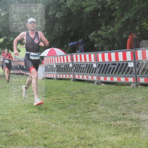 21.06.2025 - 27. Vierlanden-Triathlon KatJ http://msf.ph/oto/8039584 15.06.2025 14:23:41 Ziel 1184, 1247, 1267 meine-sportfotos.de