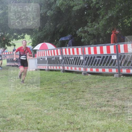 21.06.2025 - 27. Vierlanden-Triathlon KatJ http://msf.ph/oto/8039594 15.06.2025 14:23:43 Ziel 1184, 1247, 1267 meine-sportfotos.de