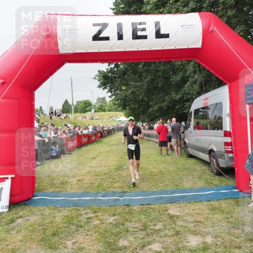 21.06.2025 - 27. Vierlanden-Triathlon MichiJ http://msf.ph/oto/8039604 15.06.2026 13:21:13 Ziel 782 meine-sportfotos.de