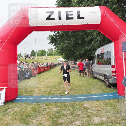 21.06.2025 - 27. Vierlanden-Triathlon MichiJ http://msf.ph/oto/8039609 15.06.2026 13:21:13 Ziel 782 meine-sportfotos.de