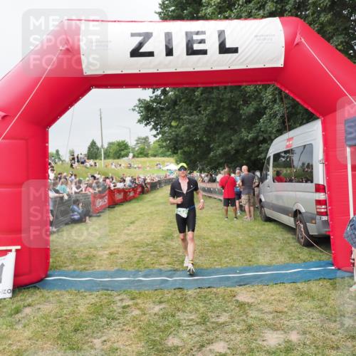 21.06.2025 - 27. Vierlanden-Triathlon MichiJ http://msf.ph/oto/8039621 15.06.2026 13:21:13 Ziel 782 meine-sportfotos.de