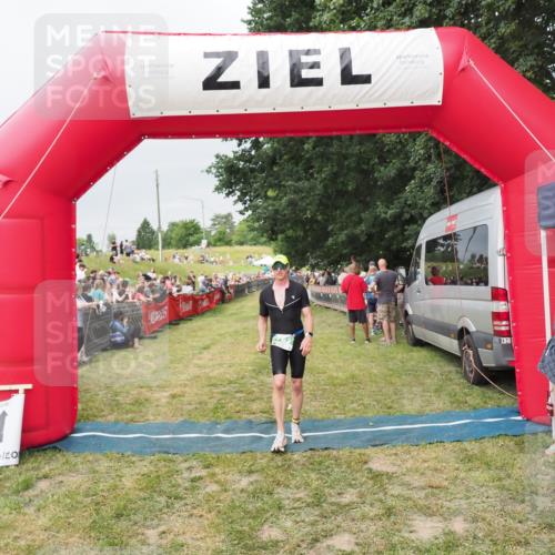 21.06.2025 - 27. Vierlanden-Triathlon MichiJ http://msf.ph/oto/8039636 15.06.2026 13:21:13 Ziel 782 meine-sportfotos.de