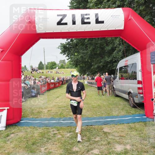 21.06.2025 - 27. Vierlanden-Triathlon MichiJ http://msf.ph/oto/8039653 15.06.2026 13:21:14 Ziel 782 meine-sportfotos.de