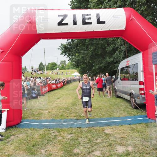21.06.2025 - 27. Vierlanden-Triathlon MichiJ http://msf.ph/oto/8039673 15.06.2026 13:21:26 Ziel 810 meine-sportfotos.de