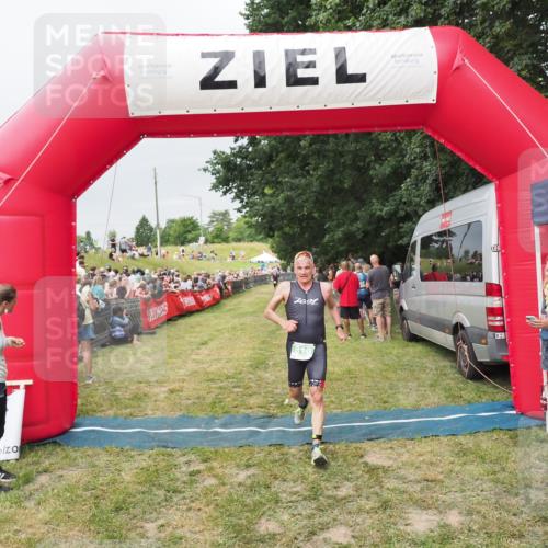 21.06.2025 - 27. Vierlanden-Triathlon MichiJ http://msf.ph/oto/8039683 15.06.2026 13:21:26 Ziel 810 meine-sportfotos.de