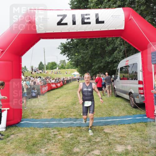 21.06.2025 - 27. Vierlanden-Triathlon MichiJ http://msf.ph/oto/8039688 15.06.2026 13:21:26 Ziel 810 meine-sportfotos.de