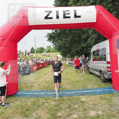 21.06.2025 - 27. Vierlanden-Triathlon MichiJ http://msf.ph/oto/8039708 15.06.2026 13:21:37 Ziel 805 meine-sportfotos.de