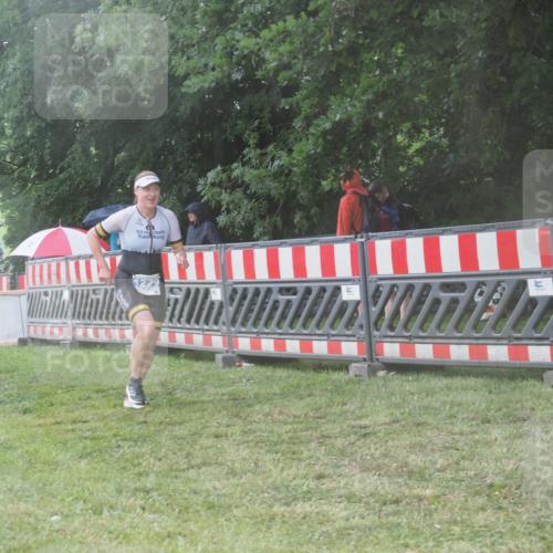 21.06.2025 - 27. Vierlanden-Triathlon KatJ http://msf.ph/oto/8039720 15.06.2025 14:24:10 Ziel 1229, 1231 meine-sportfotos.de