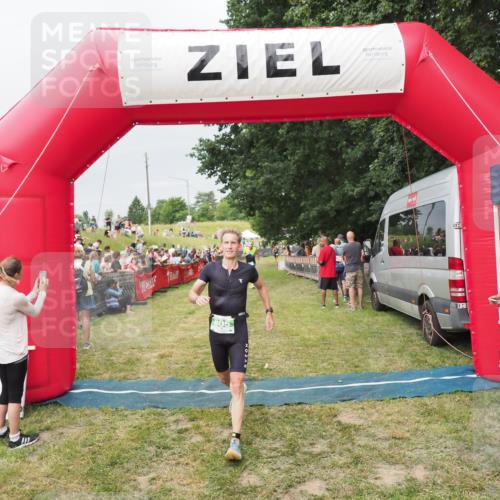 21.06.2025 - 27. Vierlanden-Triathlon MichiJ http://msf.ph/oto/8039724 15.06.2026 13:21:37 Ziel 805 meine-sportfotos.de
