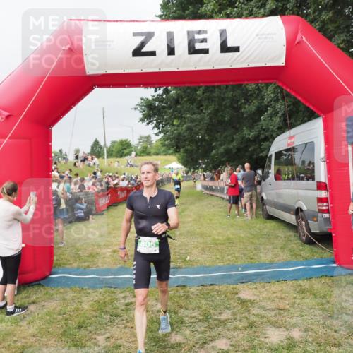 21.06.2025 - 27. Vierlanden-Triathlon MichiJ http://msf.ph/oto/8039739 15.06.2026 13:21:37 Ziel 805 meine-sportfotos.de
