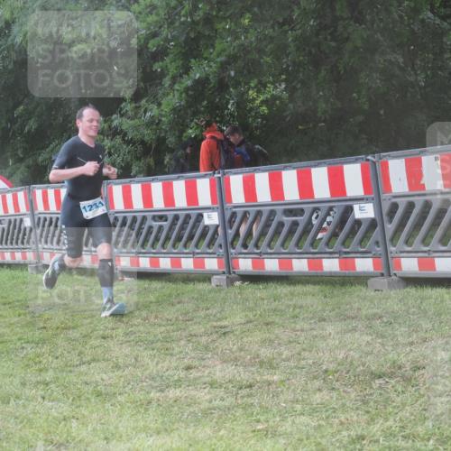 21.06.2025 - 27. Vierlanden-Triathlon KatJ http://msf.ph/oto/8039742 15.06.2025 14:24:18 Ziel 1231 meine-sportfotos.de