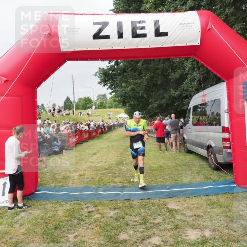 21.06.2025 - 27. Vierlanden-Triathlon MichiJ http://msf.ph/oto/8039747 15.06.2026 13:21:41 Ziel 805, 853 meine-sportfotos.de