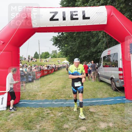 21.06.2025 - 27. Vierlanden-Triathlon MichiJ http://msf.ph/oto/8039777 15.06.2026 13:21:42 Ziel 805, 853 meine-sportfotos.de