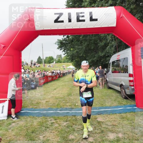 21.06.2025 - 27. Vierlanden-Triathlon MichiJ http://msf.ph/oto/8039790 15.06.2026 13:21:43 Ziel 805, 853 meine-sportfotos.de
