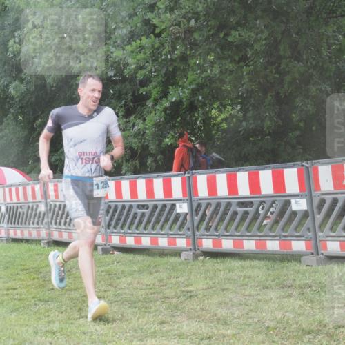 21.06.2025 - 27. Vierlanden-Triathlon KatJ http://msf.ph/oto/8039791 15.06.2025 14:24:31 Ziel 1258 meine-sportfotos.de