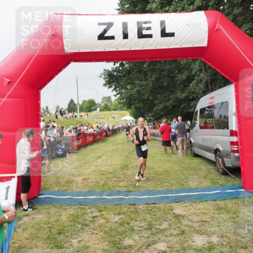 21.06.2025 - 27. Vierlanden-Triathlon MichiJ http://msf.ph/oto/8039794 15.06.2026 13:21:48 Ziel 844, 853 meine-sportfotos.de
