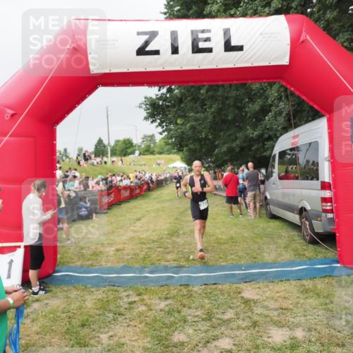 21.06.2025 - 27. Vierlanden-Triathlon MichiJ http://msf.ph/oto/8039798 15.06.2026 13:21:48 Ziel 844, 853 meine-sportfotos.de