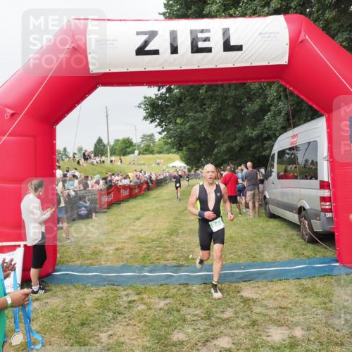 21.06.2025 - 27. Vierlanden-Triathlon MichiJ http://msf.ph/oto/8039815 15.06.2026 13:21:49 Ziel 844, 853 meine-sportfotos.de