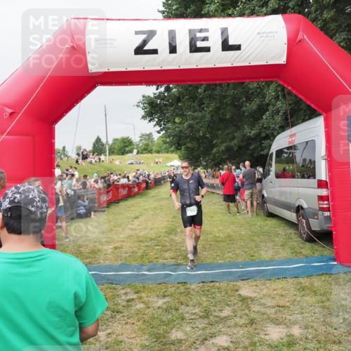21.06.2025 - 27. Vierlanden-Triathlon MichiJ http://msf.ph/oto/8039826 15.06.2026 13:21:54 Ziel 844, 859 meine-sportfotos.de