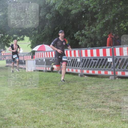 21.06.2025 - 27. Vierlanden-Triathlon KatJ http://msf.ph/oto/8039854 15.06.2025 14:25:03 Ziel 1246, 1306 meine-sportfotos.de