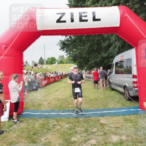 21.06.2025 - 27. Vierlanden-Triathlon MichiJ http://msf.ph/oto/8039873 15.06.2026 13:21:59 Ziel 746, 859 meine-sportfotos.de