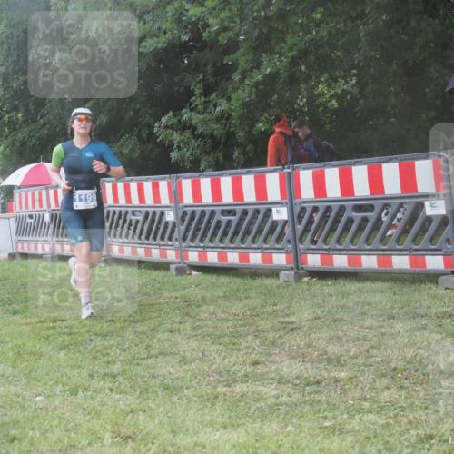 21.06.2025 - 27. Vierlanden-Triathlon KatJ http://msf.ph/oto/8039948 15.06.2025 14:25:19 Ziel 1199 meine-sportfotos.de