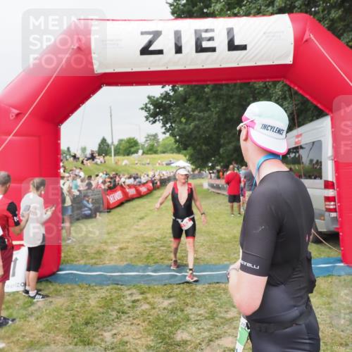 21.06.2025 - 27. Vierlanden-Triathlon MichiJ http://msf.ph/oto/8039982 15.06.2026 13:22:10 Ziel 152 meine-sportfotos.de