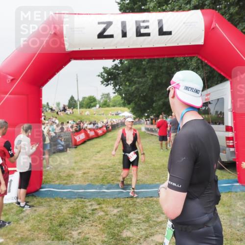 21.06.2025 - 27. Vierlanden-Triathlon MichiJ http://msf.ph/oto/8039986 15.06.2026 13:22:10 Ziel 152 meine-sportfotos.de