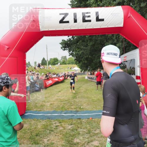 21.06.2025 - 27. Vierlanden-Triathlon MichiJ http://msf.ph/oto/8039998 15.06.2026 13:22:15 Ziel 152, 928 meine-sportfotos.de