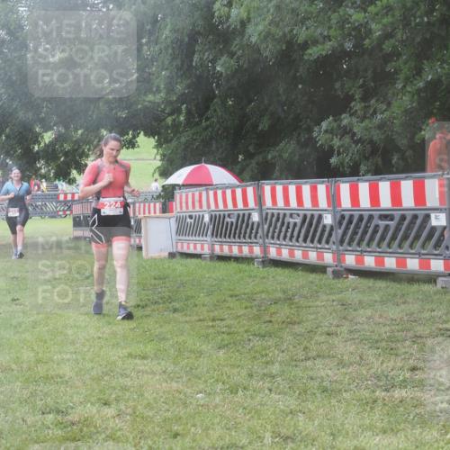 21.06.2025 - 27. Vierlanden-Triathlon KatJ http://msf.ph/oto/8040006 15.06.2025 14:25:30 Ziel 224, 1281 meine-sportfotos.de