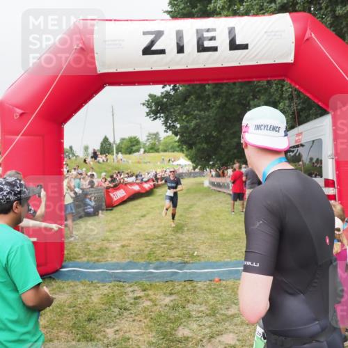 21.06.2025 - 27. Vierlanden-Triathlon MichiJ http://msf.ph/oto/8040009 15.06.2026 13:22:15 Ziel 152, 928 meine-sportfotos.de