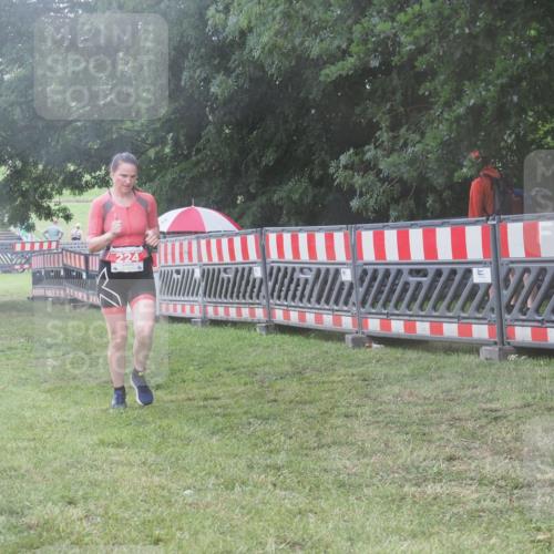 21.06.2025 - 27. Vierlanden-Triathlon KatJ http://msf.ph/oto/8040011 15.06.2025 14:25:30 Ziel 224, 1281 meine-sportfotos.de
