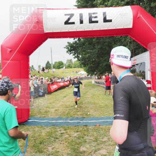21.06.2025 - 27. Vierlanden-Triathlon MichiJ http://msf.ph/oto/8040021 15.06.2026 13:22:16 Ziel 152, 928 meine-sportfotos.de