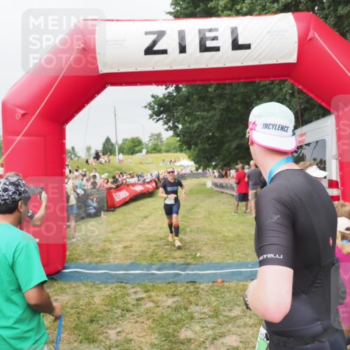 21.06.2025 - 27. Vierlanden-Triathlon MichiJ http://msf.ph/oto/8040024 15.06.2026 13:22:16 Ziel 152, 928 meine-sportfotos.de