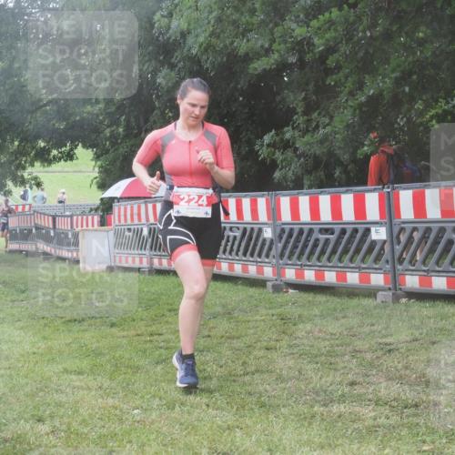 21.06.2025 - 27. Vierlanden-Triathlon KatJ http://msf.ph/oto/8040025 15.06.2025 14:25:31 Ziel 224, 1281 meine-sportfotos.de