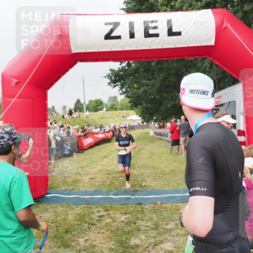 21.06.2025 - 27. Vierlanden-Triathlon MichiJ http://msf.ph/oto/8040032 15.06.2026 13:22:16 Ziel 152, 928 meine-sportfotos.de