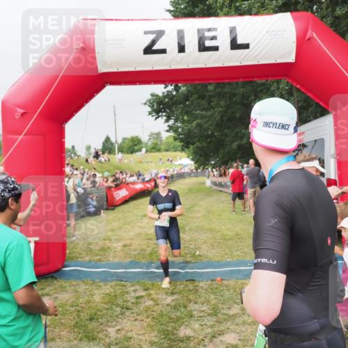 21.06.2025 - 27. Vierlanden-Triathlon MichiJ http://msf.ph/oto/8040042 15.06.2026 13:22:16 Ziel 152, 928 meine-sportfotos.de