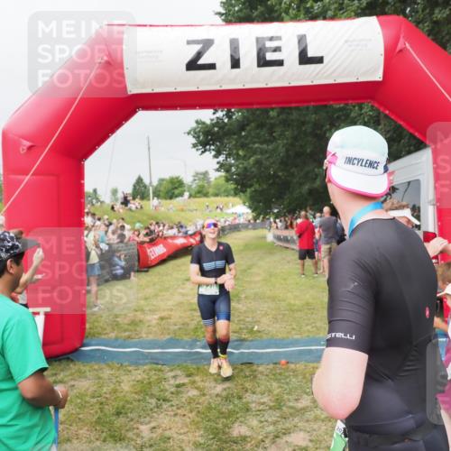 21.06.2025 - 27. Vierlanden-Triathlon MichiJ http://msf.ph/oto/8040045 15.06.2026 13:22:17 Ziel 928 meine-sportfotos.de