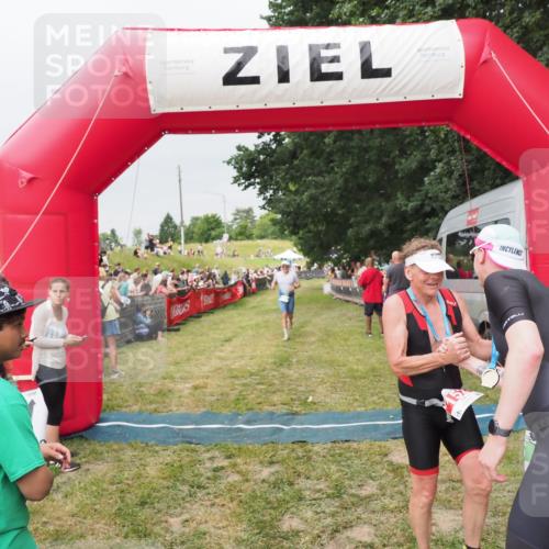 21.06.2025 - 27. Vierlanden-Triathlon MichiJ http://msf.ph/oto/8040056 15.06.2026 13:22:28 Ziel 643 meine-sportfotos.de