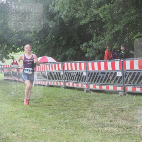 21.06.2025 - 27. Vierlanden-Triathlon KatJ http://msf.ph/oto/8040057 15.06.2025 14:25:39 Ziel 937, 1281 meine-sportfotos.de