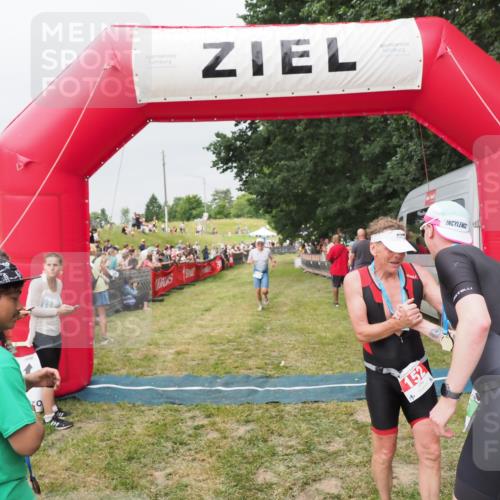 21.06.2025 - 27. Vierlanden-Triathlon MichiJ http://msf.ph/oto/8040059 15.06.2026 13:22:28 Ziel 643 meine-sportfotos.de