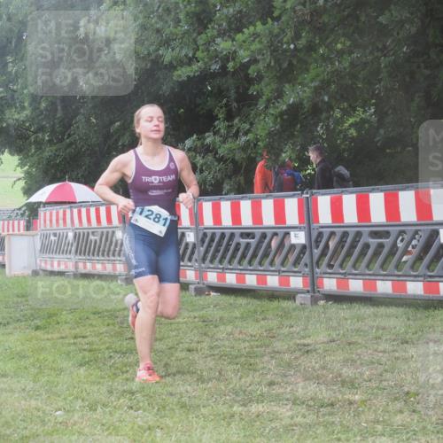 21.06.2025 - 27. Vierlanden-Triathlon KatJ http://msf.ph/oto/8040067 15.06.2025 14:25:40 Ziel 937, 1281 meine-sportfotos.de