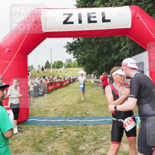 21.06.2025 - 27. Vierlanden-Triathlon MichiJ http://msf.ph/oto/8040077 15.06.2026 13:22:28 Ziel 643 meine-sportfotos.de