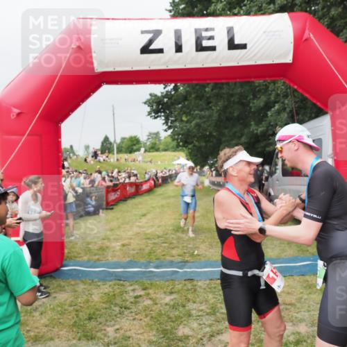 21.06.2025 - 27. Vierlanden-Triathlon MichiJ http://msf.ph/oto/8040083 15.06.2026 13:22:29 Ziel 643 meine-sportfotos.de