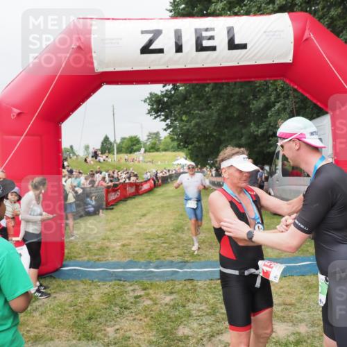 21.06.2025 - 27. Vierlanden-Triathlon MichiJ http://msf.ph/oto/8040093 15.06.2026 13:22:29 Ziel 643 meine-sportfotos.de